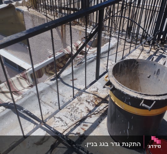 עבודות צביעה ותחזוקה של מעקה מתכת וסורגים במרפסת גג